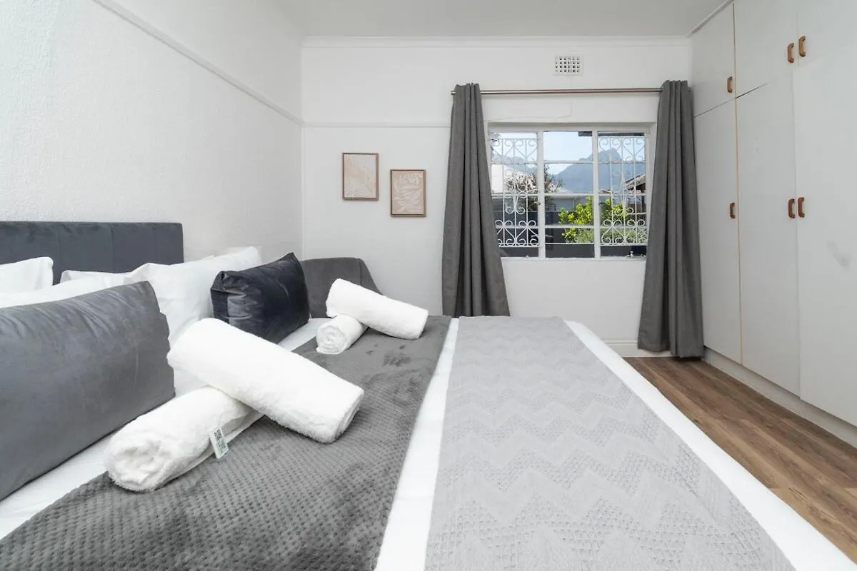 Two Bedroom House In Claremont Kapstadt 0*,